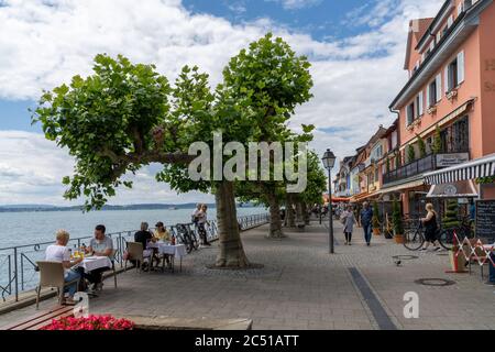 Meersburg, BW / Germania - 22 giugno 2020: I turisti che amano una giornata a Meersburg sul lago di Costanza nei ristoranti del lungomare del porto Foto Stock