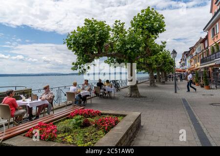 Meersburg, BW / Germania - 22 giugno 2020: I turisti che amano una giornata a Meersburg sul lago di Costanza nei ristoranti del lungomare del porto Foto Stock