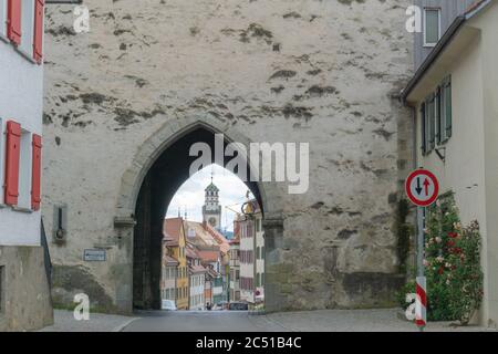 Ravensburg, BW / Germania - 21 giugno 2020: Vista della Torre Blaserturm attraverso la porta Obertor a Ravensburg, Germania meridionale Foto Stock