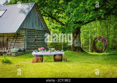 bel tavolo buffet per banchetti di nozze e decorazioni in stile rustico nel giardino di campagna Foto Stock