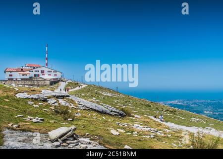 Inn e antenna di trasmissione sulla montagna Rhune dei Pirenei Atlantici in Francia Foto Stock