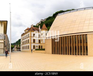 Vaduz, FL / Liechtenstein - 16 giugno 2020: Vista del centro di Vaduz con il municipio in primo piano Foto Stock