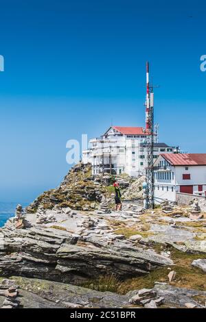 Inn e antenna di trasmissione sulla montagna Rhune dei Pirenei Atlantici in Francia Foto Stock