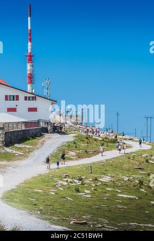 Inn e antenna di trasmissione sulla montagna Rhune dei Pirenei Atlantici in Francia Foto Stock