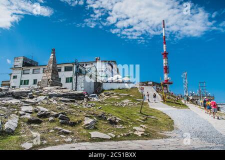 Inn e antenna di trasmissione sulla montagna Rhune dei Pirenei Atlantici in Francia Foto Stock