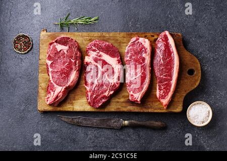 Varietà di freschi Black Angus prime carne di manzo: ribeye, striploin, mandrino roll e picanha su tavola di legno cuziante Foto Stock