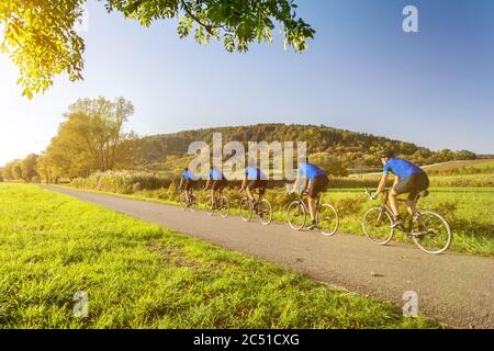 Immagine multipla dell'uomo su una bici da corsa nel paesaggio panoramico autunnale Foto Stock