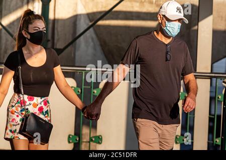 Coppia che indossa maschere facciali durante la pandemia del covid 19, Bangkok, Thailandia Foto Stock