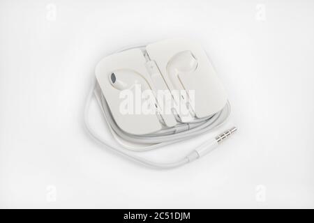 Auricolari Apple con spina per cuffie da 3,5 mm Foto Stock