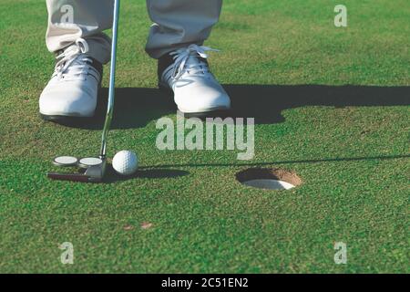 primo piano di golfer che mette sul verde Foto Stock