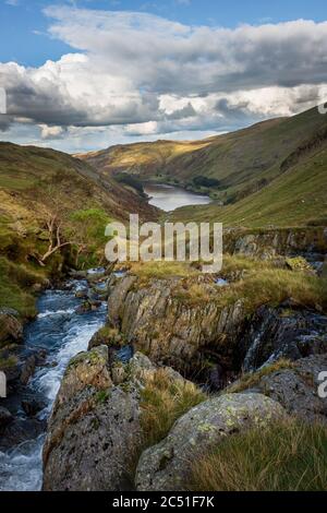 L'aspra paesaggio di Cumbria con Mardale Beck che scorre tra le campane verso Haweswater nel Distretto dei Laghi Inglesi Foto Stock