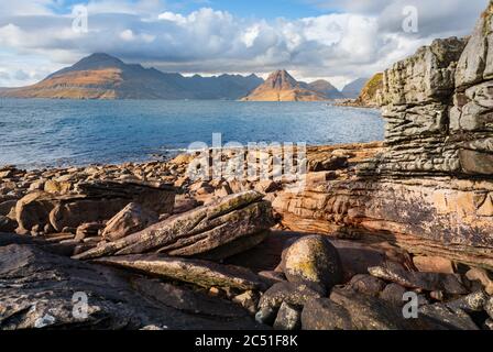 Paesaggio scozzese / vista mare da Elgol. I Cuillins attraverso Loch Scavaig sull'isola di Skye Scozia Foto Stock