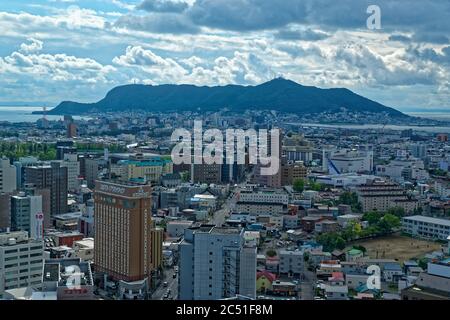 Vista aerea del centro di Hakodate con il Monte Hakodate visibile in lontananza in un giorno nuvoloso all'inizio dell'autunno Foto Stock