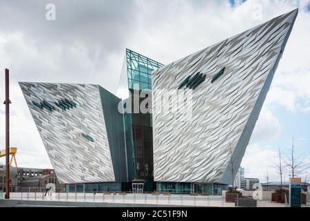 Impressionante architettura moderna come esposto nel design angolare del Titanic Belfast Museum edificio in Irlanda del Nord. Foto Stock