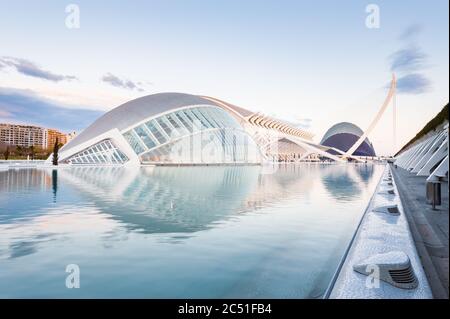 Impressionante architettura moderna come esposto nel design degli edifici della Città delle Arti e della Scienza di Valencia Spagna Foto Stock
