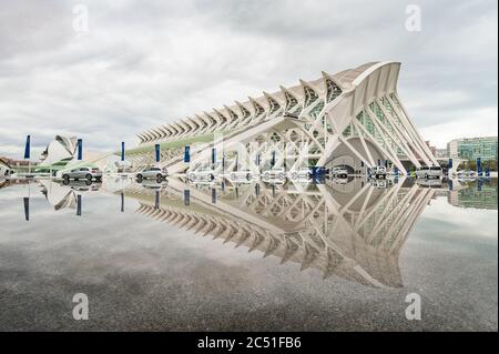 Impressionante architettura moderna come esposto nel design degli edifici della Città delle Arti e della Scienza di Valencia Spagna Foto Stock