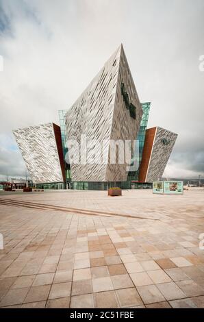 Impressionante architettura moderna come esposto nel design angolare del Titanic Belfast Museum edificio in Irlanda del Nord. Foto Stock
