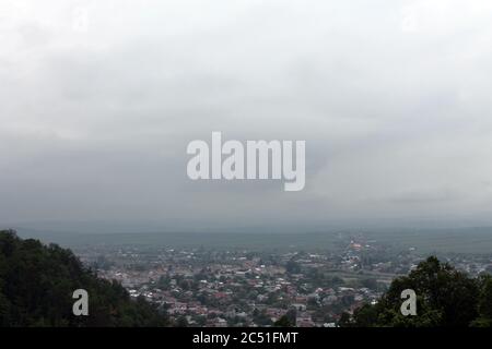 Vista sulla valle di Piatra Neamt, molto bella e importante luogo di Moldavia in Romania. Foto Stock