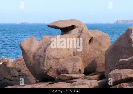 Bizzarri massi sulla Costa di granito Rosa - Costa di granito Rosa - in Bretagna, Francia Foto Stock