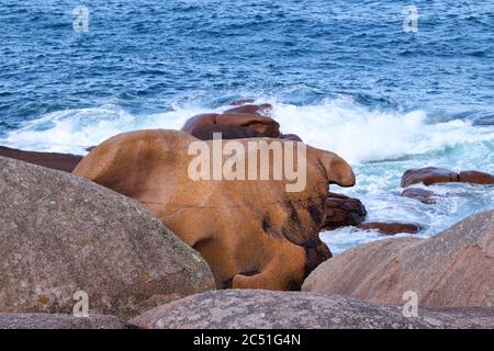 Bizzarri massi sulla Costa di granito Rosa - Costa di granito Rosa - in Bretagna, Francia Foto Stock