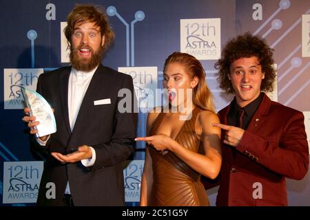 Vincitore del premio ASTRA 2014 per ‘Mil "programma musicale straordinario": Il Riff (canale [V]), L-R: Danny Clayton, Carissa Walford, Marty Smiley - Carri Foto Stock