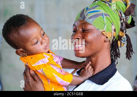 Foster madre con un bambino dell'orfanotrofio Nazareth Casa per Dio´s Bambini a Sang / Ghana Foto Stock