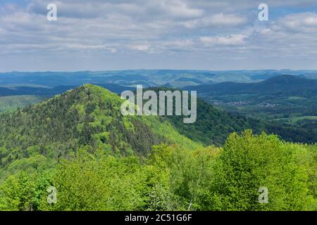 Paesaggio di foresta di montagna sotto il cielo blu con le nuvole nella campagna tedesca. Colline con boschi paesaggio in Germania. Vista panoramica della Germania cou Foto Stock