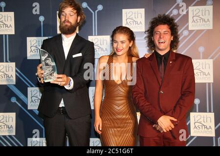 Vincitore del premio ASTRA 2014 per ‘Mil "programma musicale straordinario": Il Riff (canale [V]), L-R: Danny Clayton, Carissa Walford, Marty Smiley - Carri Foto Stock