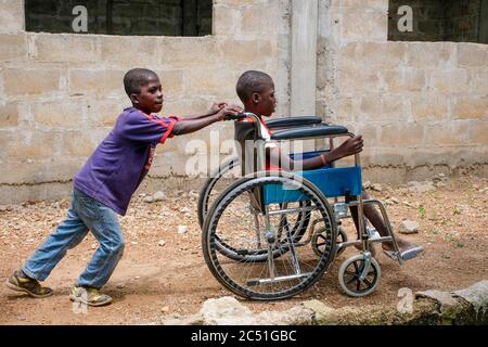 Bambini disabili mentali e fisici dell'orfanotrofio 'Nazareth Home for God's Children' a Sang / Ghana Foto Stock