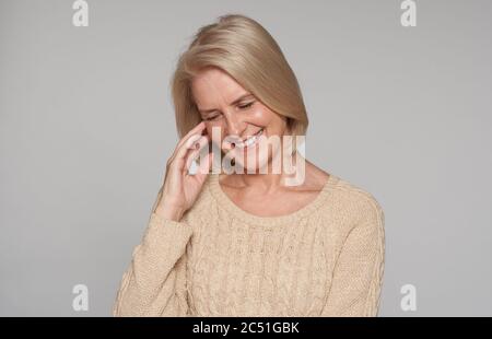 Primo piano ritratto di bella donna anziana sorridente. Isolato Foto Stock