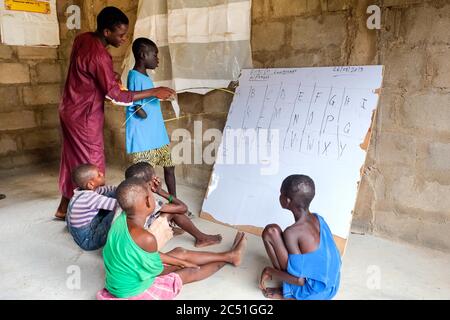 Lezioni scolastiche per bambini disabili fisici e mentali dell'orfanotrofio 'Nazareth Home for God´s Children' a Sang / Ghana Foto Stock