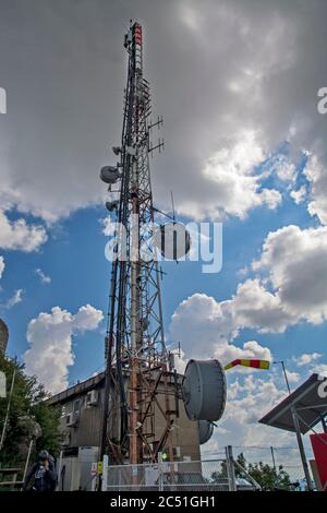 VRSAC, Serbia, 20 giugno 2020. Un palo per telecomunicazioni con molti dispositivi è stato eretto sulla collina sopra la città di Vrsac vicino alla fortezza medievale Foto Stock