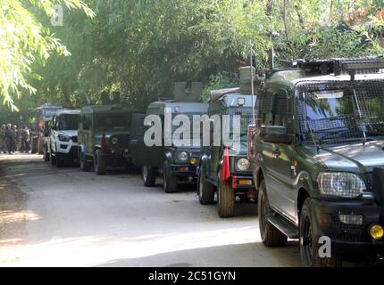 Due militanti Jaish-e-Mohammed sono stati uccisi in un incontro nella zona di Waghama a Bijbehara, nel distretto Anantnag del Kashmir meridionale. Identificato come Yawar Ahmed Bhat e Arshid Ahmed Sheikh, la lotta contro le armi scoppiò dopo che un team congiunto di polizia e esercito del 03 RR ha lanciato un'operazione di cordon-and-search a Waghama. Mentre la squadra congiunta circondava il luogo sospetto, i militanti nascosti spararono su di loro. Il fuoco fu rapito dalla squadra congiunta, scatenando un incontro. Circa, 118 militanti sono stati uccisi quest'anno finora nella Valle del Kashmir. (Foto di Aasif Shafi/Pacific Press) Foto Stock