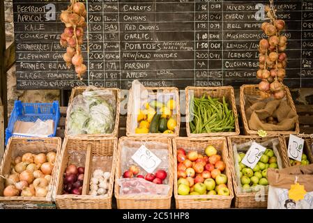 Il vecchio negozio presso la National Trust Stourhead House che vende frutta e verdura Foto Stock