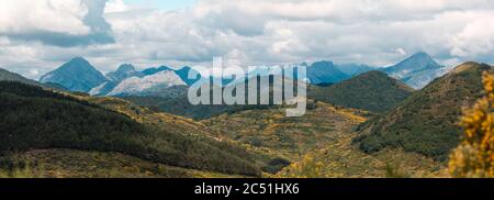 Vista panoramica della montagna Leonesa dal punto di vista di Puerto de Picones, leon. Foto Stock