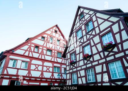 Meersburg, BW / Germania - 23 giugno 2020: Vista dettagliata delle storiche case a graticcio nella città vecchia di Meersburg sul lago di Costanza, nella Germania meridionale Foto Stock