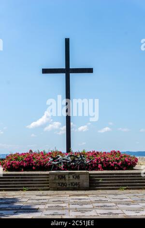 Hagnau, BW / Germania - 23 giugno 2020: Monumento storico a croce dei soldati caduti nella seconda guerra mondiale ad Hagnau sul lago di Costanza Foto Stock