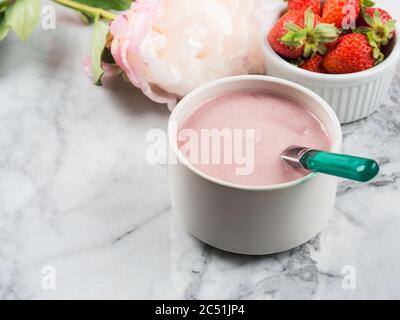 Yogurt alla fragola in lampone su marmo Foto Stock