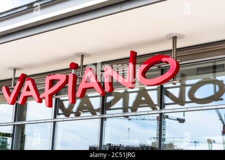 Schriftzug Vapiano der Restaurantkette gleichen namens im Hafen von Kiel Foto Stock