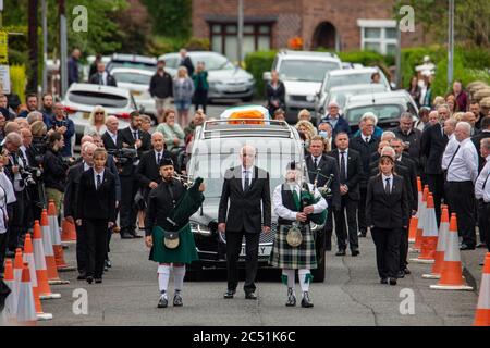 Belfast, Irlanda. 30 giugno 2020. Una grande folla si è riunita per osservare i resti della storia repubblicana di Bobby del Veteran irlandese fa la strada a St Agnus Church in Andersonstown per la Messa funeraria, MR. Story's resti sono stati poi portare al lotto repubblicano nel cimitero di Milltown. Credit: Bonzo/Alamy Live News Foto Stock