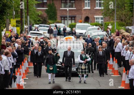 Belfast, Irlanda. 30 giugno 2020. Una grande folla si è riunita per osservare i resti della storia repubblicana di Bobby del Veteran irlandese fa la strada a St Agnus Church in Andersonstown per la Messa funeraria, MR. Story's resti sono stati poi portare al lotto repubblicano nel cimitero di Milltown. Credit: Bonzo/Alamy Live News Foto Stock