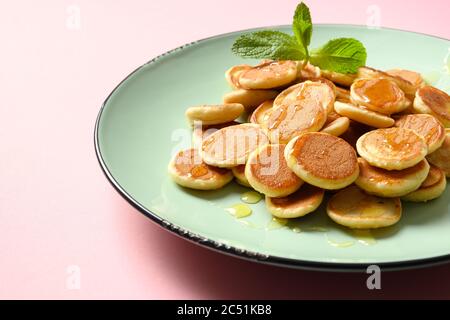 Minuscoli pancake di cereali su rosa. Gustosa colazione alla moda. Foto Stock