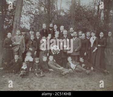 Familienfoto ankäßlich einer Silberhochzeit, carte de visite, un tipo di piccola fotografia che è stata brevettata nel 1854, ogni fotografia era delle dimensioni di una tessera di visita, E tali schede di fotografia sono state comunemente scambiate tra amici e visitatori nel 1860 / Visitformat, carte de visite, auf Karton fixierte Fotografie im Format ab ca. 6 × 9 cm, ca. 1860 wurde die carte de visite sehr populär und trug wesentlich zur Verbreitung der Fotografie bei. Foto Stock