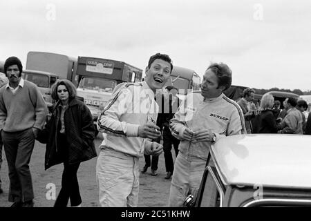 Il defunto Barrie Williams in conversazione con il compagno di mini racer John Rhodes a Brands Hatch nel 1969. Incontro Internazionale del Trofeo della Guardia. Foto Stock