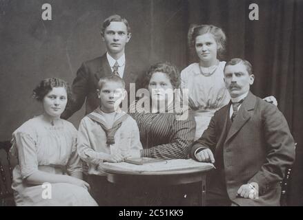 Familienfoto, Eltern mit vier Kindern, famiglia con quattro figli, carte de visite, un tipo di piccola fotografia che è stata brevettata nel 1854, ogni fotografia era la dimensione di una scheda di visita, E tali schede di fotografia sono state comunemente scambiate tra amici e visitatori nel 1860 / Visitformat, carte de visite, auf Karton fixierte Fotografie im Format ab ca. 6 × 9 cm, ca. 1860 wurde die carte de visite sehr populär und trug wesentlich zur Verbreitung der Fotografie bei. Foto Stock