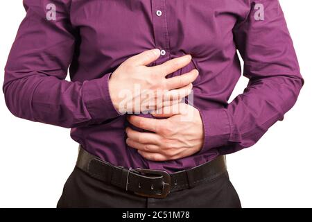 Il giovane uomo con mal di stomaco tiene le mani allo stomaco Foto Stock