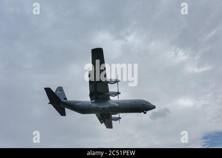 Un velivolo di trasporto Lockheed C130J Super Hercules con l'Ala Airlift 374th, che opera dalla base aerea di Yokota, atterra a NAF Atsugi, Kanagawa, Giappone Foto Stock