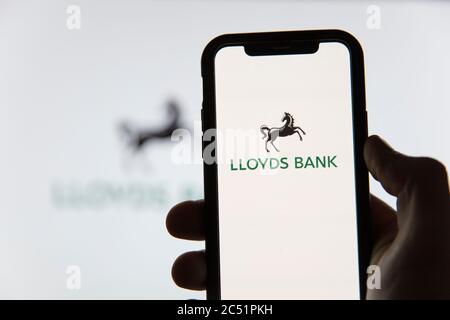 LONDRA, UK - Giugno 2020: Logo Lloyds Financial banking su smartphone Foto Stock