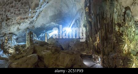 Panorama di enorme grotta nella baia di Halon, Vietnam in una giornata estiva Foto Stock