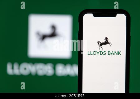 LONDRA, UK - Giugno 2020: Logo Lloyds Financial banking su smartphone Foto Stock